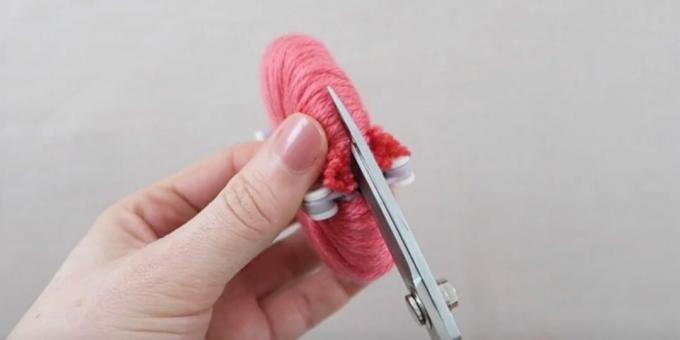 DIY pompom: cut the threads