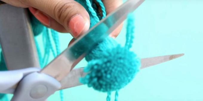 How to make a pompom: cut the rest of the threads