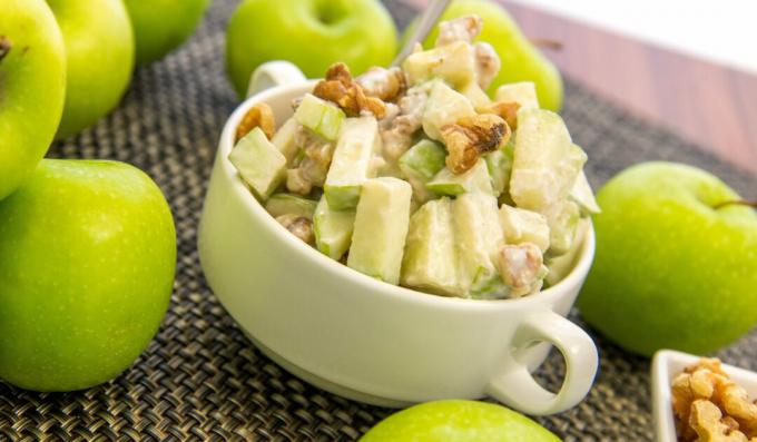 Salad with apple, walnuts and honey