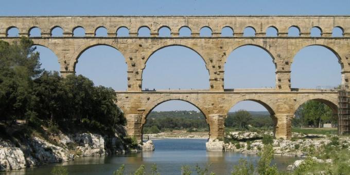 architectural monuments: Pont du Gard
