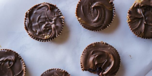 Dark chocolate: baskets of chocolate with almond paste