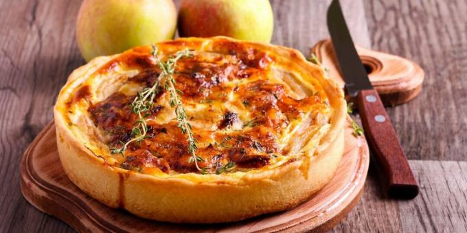 Quiche with chicken and apple