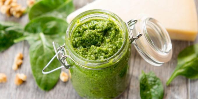 Pesto sauce with spinach and walnuts
