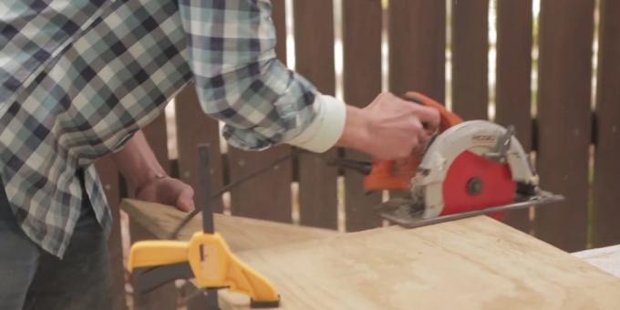 a coffee table with his hands: Saw plywood