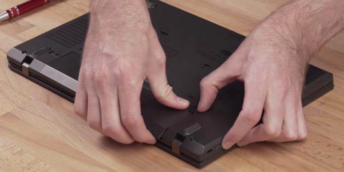 How to connect an SSD to a laptop: remove the battery