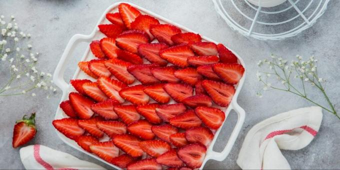 Curd dessert with strawberries without baking
