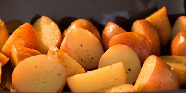 Baked new potatoes: a simple recipe