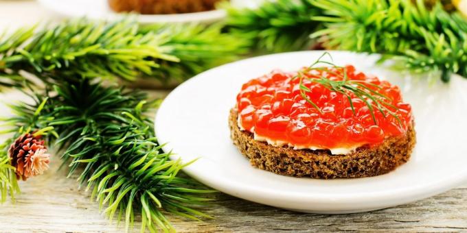 Sandwiches with red caviar, cream cheese and dill