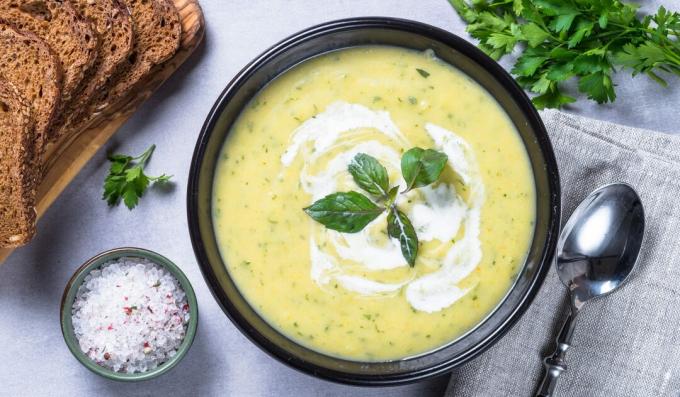 Cream of zucchini soup with potatoes and garlic