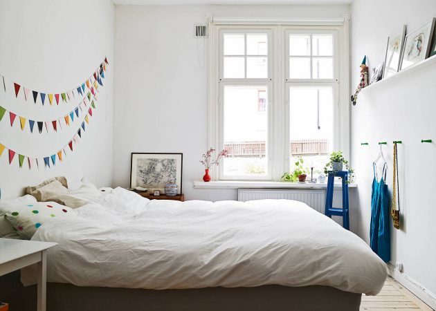 Small bedroom: the hooks on the wall