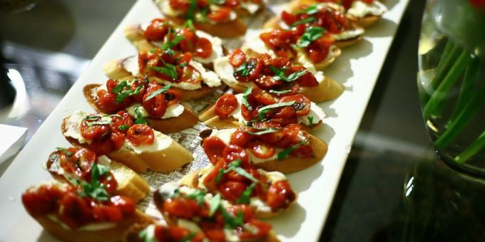 The best recipes with basil: bruschetta with basil, tomato and garlic 