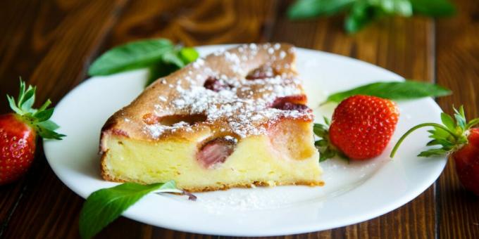 Pie with cottage cheese and strawberries
