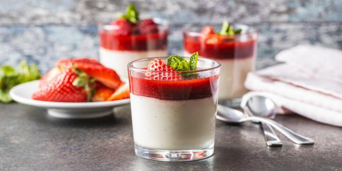 Panna cotta with strawberries