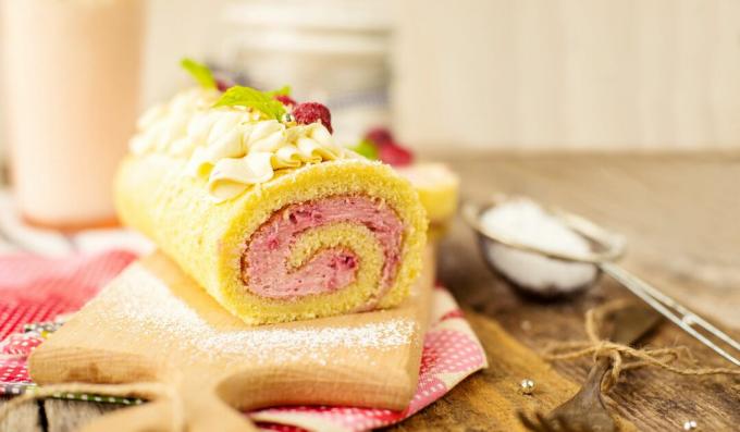 Biscuit roll with raspberries