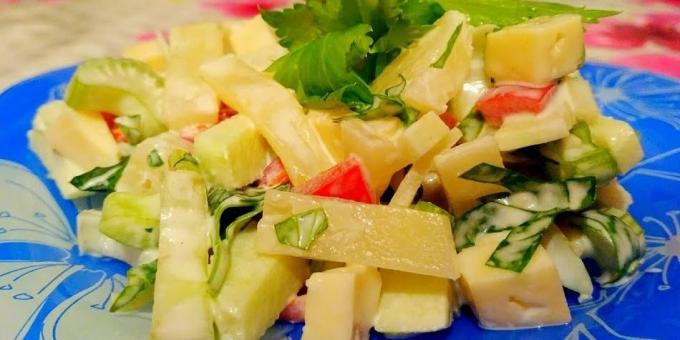 How to prepare a salad with pineapple, celery, apple, cheese and pepper