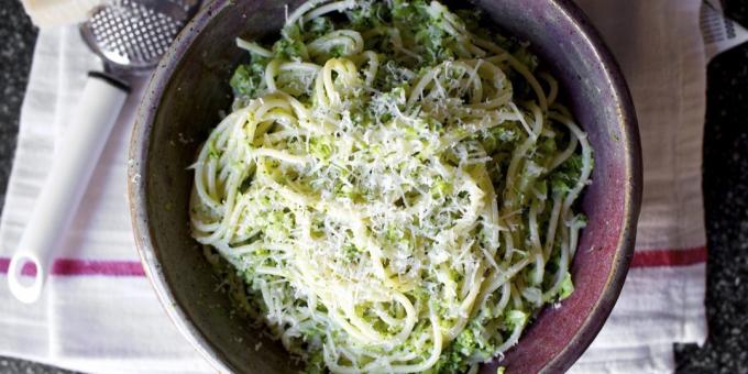 Recipe for pasta with pesto sauce with broccoli and Parmesan
