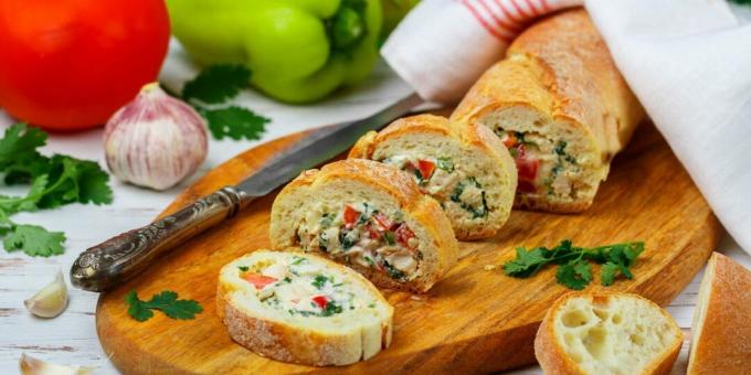Salad with chicken, tomatoes and peppers in a baguette