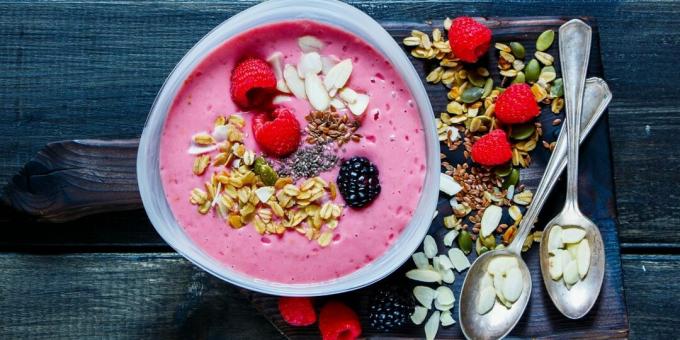 Smoothie bowl with bananas, raspberries and Greek yogurt