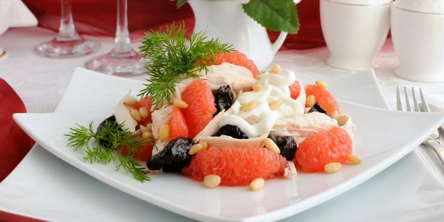 Salad with grapefruit, prunes and chicken