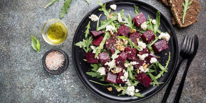 Salad with beets, nuts, arugula and goat cheese