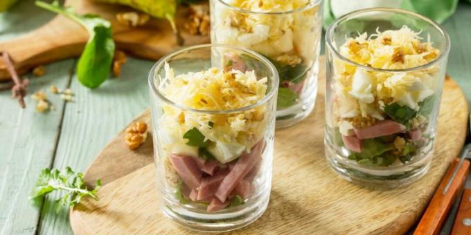 Salad with pear and ham