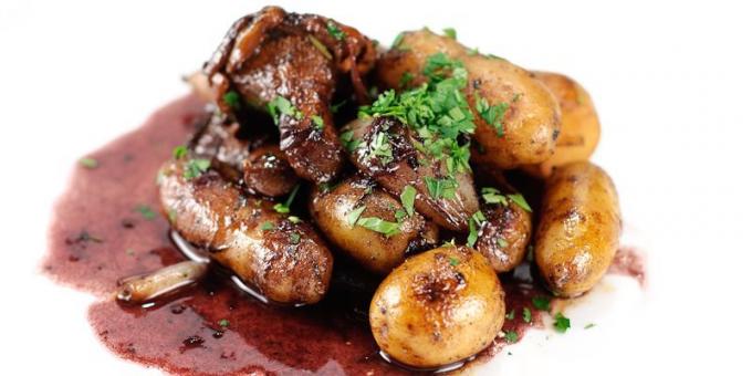 Potatoes with chanterelle mushrooms in wine sauce