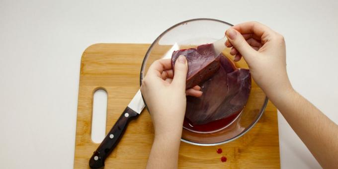 How to cook pork liver: remove the foil