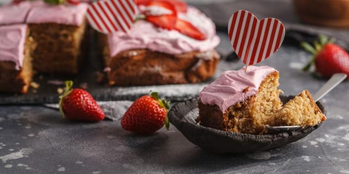 Yoghurt cake with strawberry frosting