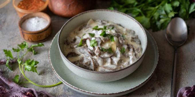 Beef kidneys in sour cream