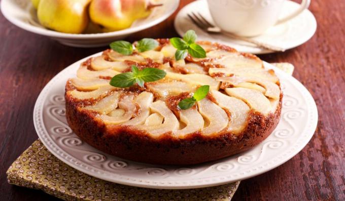 Inverted Spicy Pie with Caramelized Pears