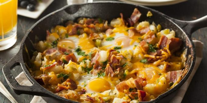 Scrambled eggs with bacon, potatoes and cheese