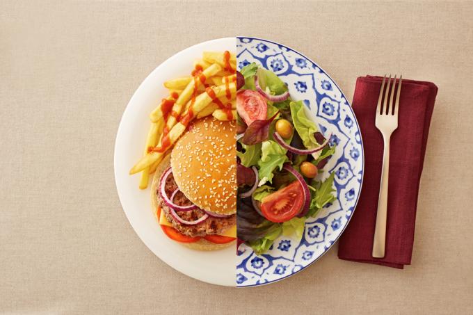 the use of carbohydrates: vegetables and burger