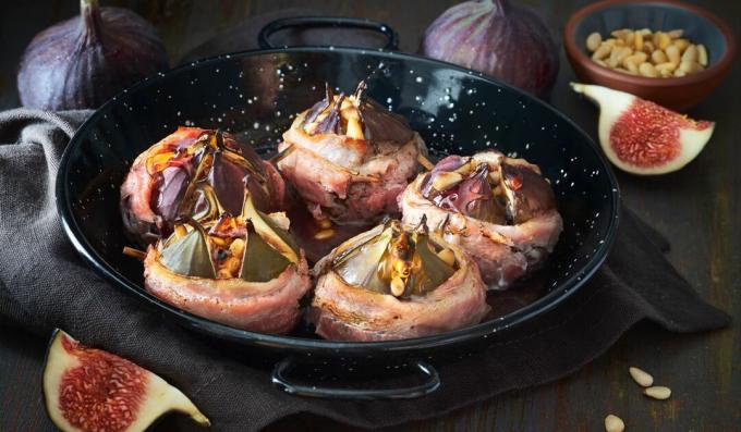 Baked figs in bacon