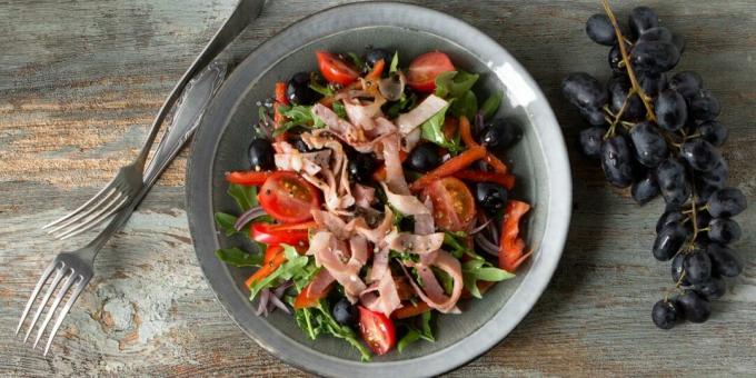 Salad with bacon and grapes