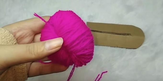 How to make a pompom: remove the threads
