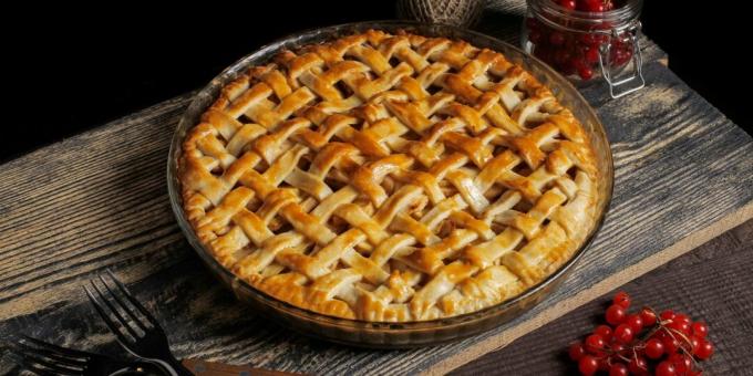 Pie with viburnum and apple