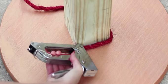 How to make a scratching post: attach a rope