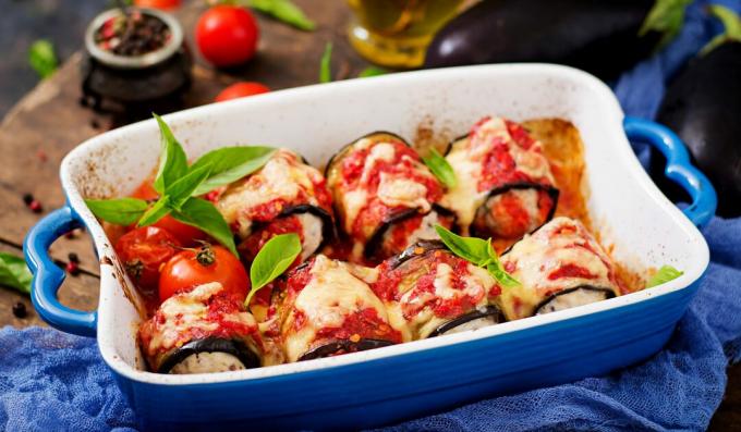 Baked eggplant rolls with minced chicken