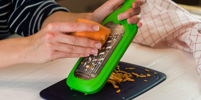 Carrots clean and rub on a coarse grater