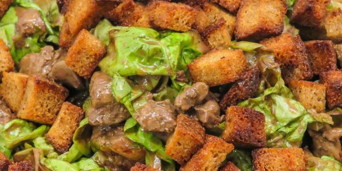 Salad with chicken liver and garlic croutons