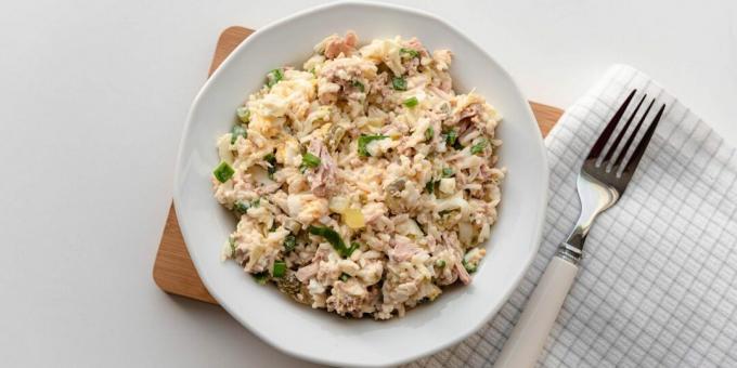 Salad with canned tuna, rice and eggs
