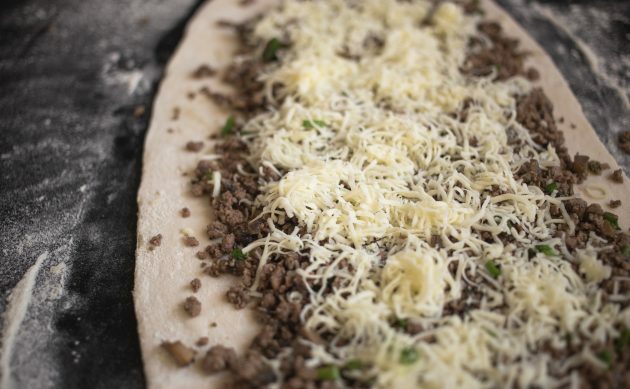 How to make meat buns: roll out the dough and spread the filling