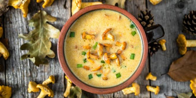 Creamy soup with chanterelles